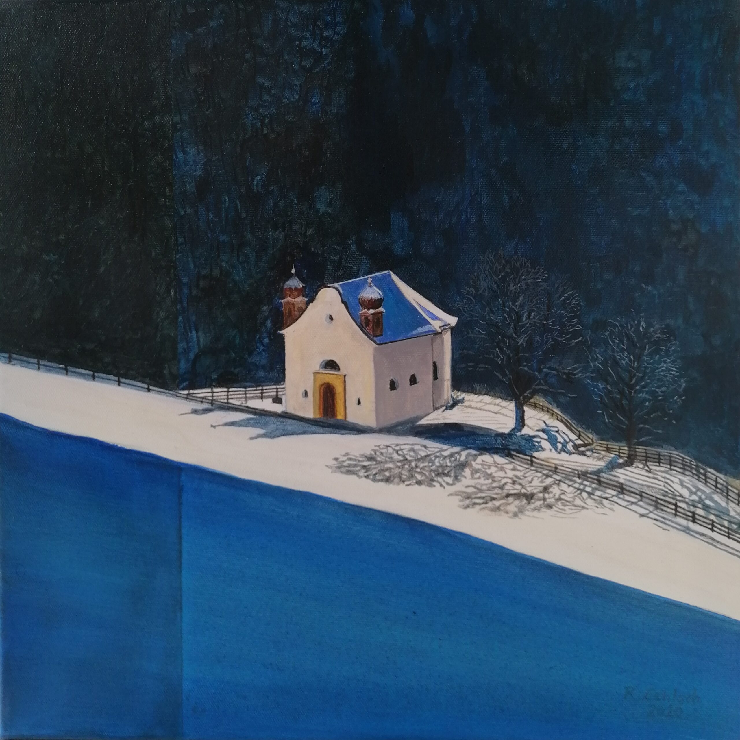 Das 60 x 60 cm große Acrylgemälde von Reinhard Lentsch, geschaffen im Jahr 2021, zeigt die Heiligkreuz- oder auch Philomena-Kapelle in Fließ im Tiroler Oberland. Der Künstler hielt das kleine Sakralgebäude in realistischer, fein nuancierter Winteransicht in kalten Farben fest. Die Kapelle erhebt sich östlich des Ortskerns, auf einem freien Hügel mit weitem Blick ins Inntal. Die Kapelle ist der heiligen Philomena, einer frühchristlichen Jungfrau und Märtyrerin