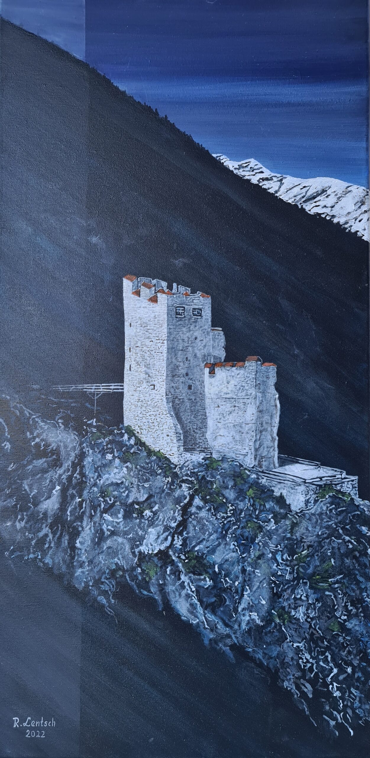 2021 malte der Rieder Künstler Reinhard Lentsch die Burgruine Schrofenstein auf eine 40 x 80 cm große Leinwand. Sie liegt malerisch auf einem Felssporn hoch über dem Inntal, nahe dem Ort Stanz bei Landeck. Sie thront auf etwa 1.120 Metern Seehöhe und bietet einen beeindruckenden Ausblick über das obere Inntal. Erbaut wurde die Burg um 1150 von den Herren von Schrofenstein, einem Ministerialengeschlecht, das vermutlich im Dienst der Grafen von Tirol stand. Die Anlage diente in ihrer Blütezeit sowohl als Wehr- als auch als Wohnburg, sicherte die Kontrolle über wichtige Verkehrswege im Inntal und unterstrich den Machtanspruch ihrer Besitzer. Nach mehreren Besitzerwechseln und Erweiterungen wurde die Burg im 16. Jahrhundert – vermutlich durch einen Brand – weitgehend zerstört und schließlich aufgegeben. Seither blieb sie als Ruine erhalten. In den letzten Jahrzehnten erfuhr die Burgruine jedoch verstärktes öffentliches Interesse: Seit den 1990er-Jahren wurden unter der Initiative lokaler Vereine und mit Unterstützung der Gemeinde Stanz sowie des Landes Tirol umfangreiche Sanierungsarbeiten durchgeführt, um die Bausubstanz zu sichern und das Gelände für Besucher zugänglich zu machen. Dabei wurden unter anderem Mauerreste konsolidiert, Zugangswege verbessert und Informationstafeln angebracht, die die Geschichte der Burg anschaulich erklären.
