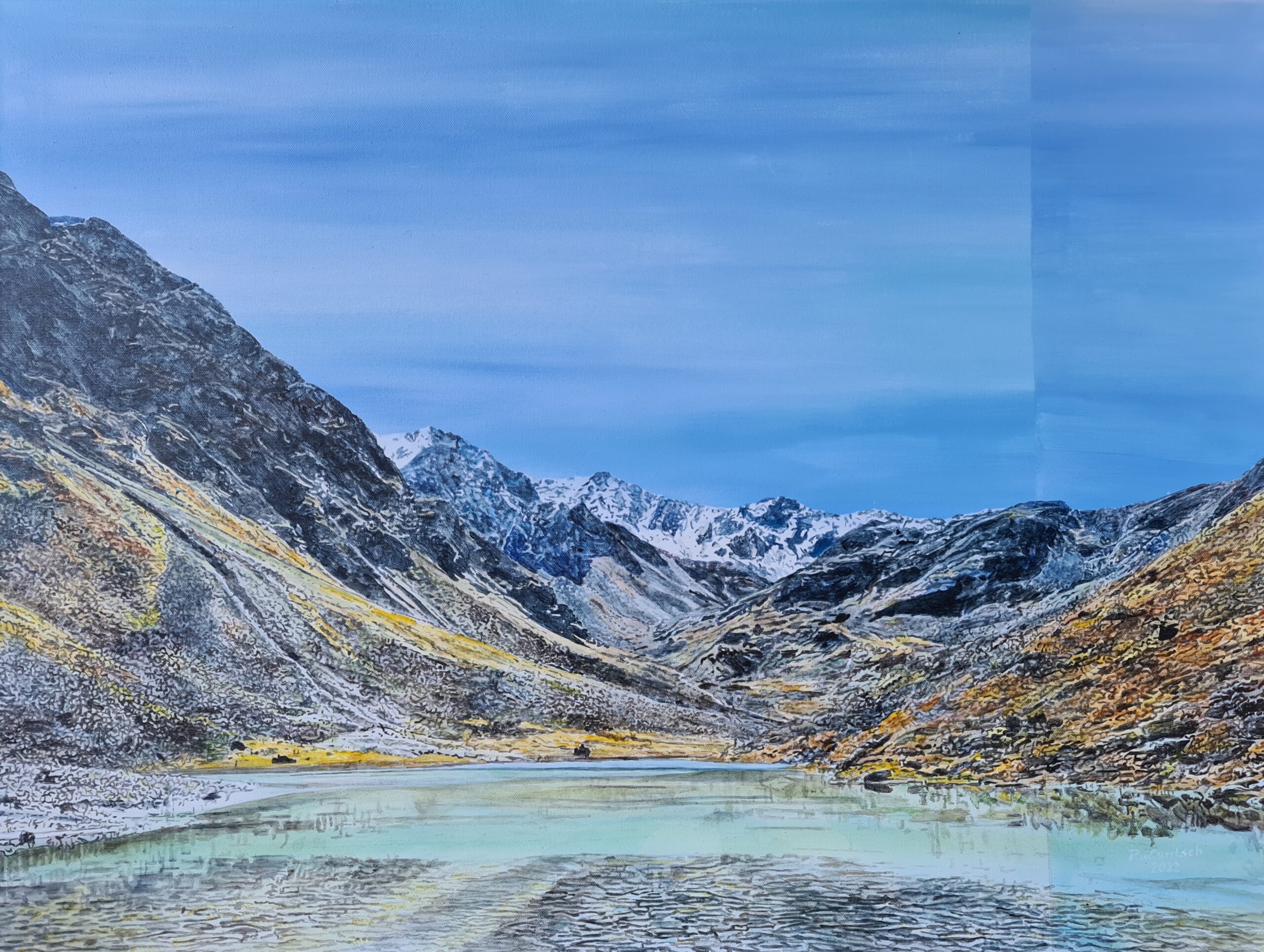 Gemälde auf Leinwand (60 x 80 cm) von Reinhard Lentsch, der in Ried im Oberinntal lebt und arbeitet, in Acryl gemalt. Das Werk zeigt den Smaragdsee im Radurschltal oberhalb des Hohenzollernhauses bei Pfunds in Tirol. Der türkisgrüne See ist nach einem Murenabgang auf rund 2.200 m Seehöhe entstanden. Er liegt eingebettet in eine herbstlich gefärbte Hochgebirgslandschaft mit schroffen Berghängen und schneebedeckten Gipfeln unter klarem Himmel am Fuße des 3.353 m hohen Glockturms, dem höchsten Gipfel des Glockturmkamms in den Ötztaler Alpen. Das Hohenzollernhaus, das 2024 sein 100-jähriges Bestehen feierte, liegt unterhalb des Sees. Das Bild vermittelt die Ruhe der Tiroler Bergwelt, die es dort noch tatsächlich gibt.