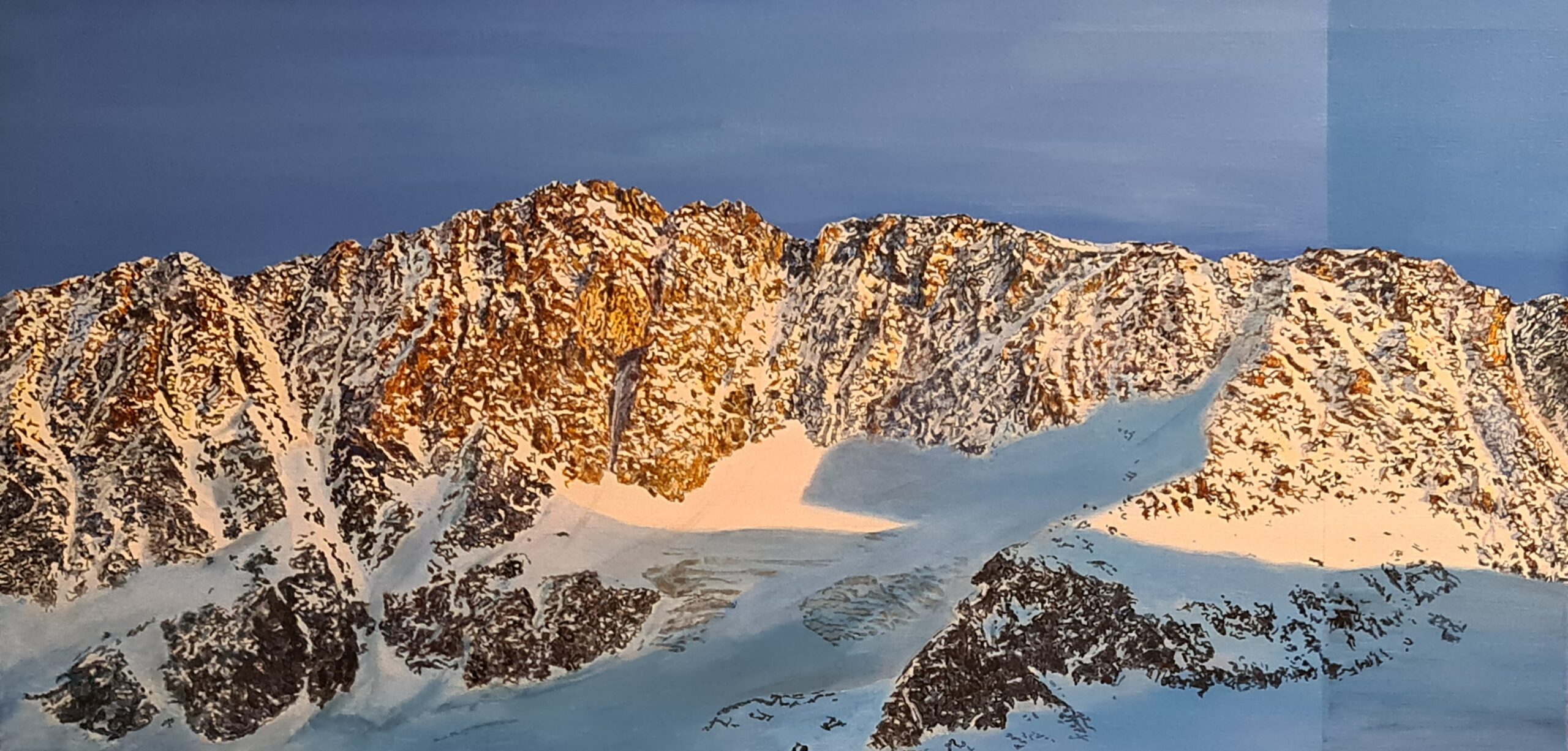 Acrylgemälde von Reinhard Lentsch (100 x 50 cm), das eine hochalpine Landschaft in den Stubaier Alpen zeigt, konkret im Gemeindegebiet von Neustift im Stubaital (Tirol, Österreich). Im Zentrum verläuft die sogenannte Fernau-Mauer, ein markanter Felsgrat oberhalb des Stubaier Gletschers. Rechts im Bild ragen der Große Trögler (2.902 m) und der Kleine Trögler (2.721 m) auf. Ein Gletscherfeld zieht sich durch das mittlere Bilddrittel, beleuchtet von der tiefstehenden Sonne, die die Felsen in warme Gold- und Orangetöne taucht. Der Himmel darüber ist klar und tiefblau. Die Szene liegt nahe dem Peiljoch, einem Übergang im hochalpinen Gelände und in unmittelbarer Nähe des Stubaier Gletscherskigebiets. Das Bild vermittelt die Kargheit und Schönheit der hochalpinen Tiroler Bergwelt im Wechselspiel von Schnee, Eis und Fels.