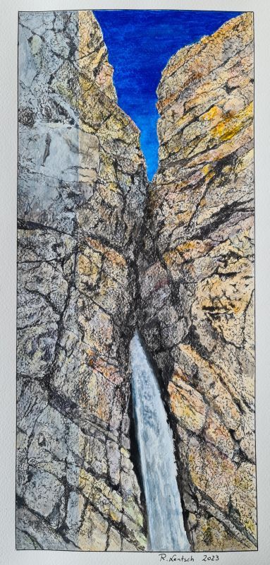 Das Werk von Reinhard Lentsch aus dem Jahr 2023 zeigt einen faszinierenden Wasserfall, der sich zwischen markanten Felsen hindurch seinen Weg bahnt. Doch bei genauerem Hinsehen offenbart die strukturreiche Oberfläche der Felsen zahlreiche versteckte Gesichter – eine geheimnisvolle Komposition, die die Fantasie anregt. Diese kolorierte Tuschezeichnung besticht durch feine Linien, kontrastreiche Schattierungen und eine meisterhafte Farbgebung, die die raue Schönheit der Natur einfängt. Das Zusammenspiel aus Licht, Schatten und versteckten Formen macht das Bild zu einem einzigartigen Kunstwerk, das sowohl die Kraft des Wassers als auch die mystische Ausstrahlung der Felsen betont. Ob als Kunstliebhaber oder Naturfreund – dieses Werk lädt zum Entdecken ein und fängt die Magie verborgener Details ein. Mehr über dieses und weitere Kunstwerke von Reinhard Lentsch finden Sie auf der Website des Künstlers.