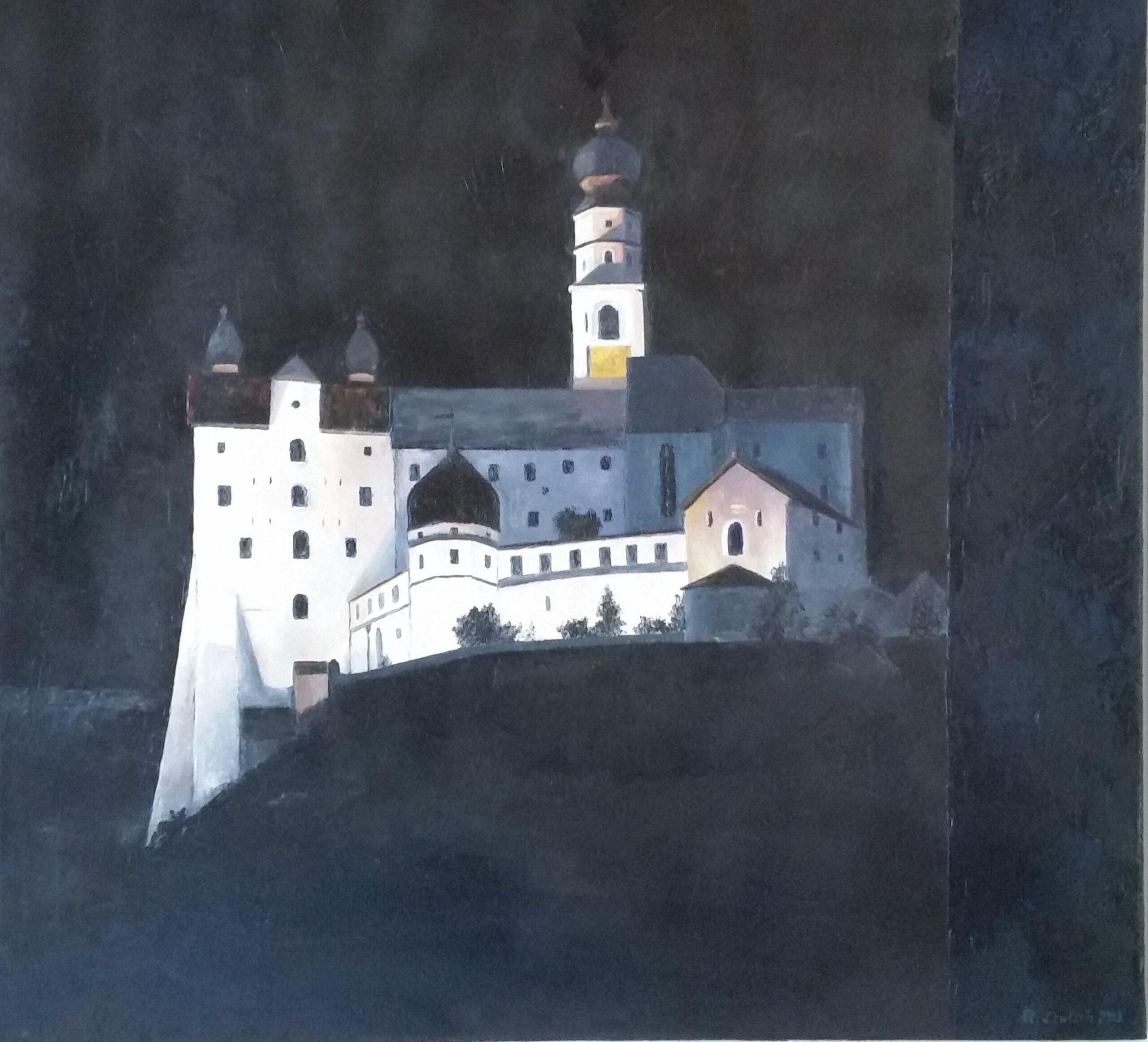 Im Jahr 2014 schuf der Tiroler Künstler Reinhard Lentsch ein beeindruckendes Ölgemälde der Klosteranlage Marienberg bei Burgeis im oberen Vinschgau. Auf einer 80 x 80 cm großen Leinwand hielt er eine stimmungsvolle Nachtansicht fest, die das schneeweiße, festungsartige Bauwerk vor der dunklen Bergkulisse eindrucksvoll zur Geltung bringt. Das Werk verbindet künstlerische Interpretation mit historischer Tiefe und lädt den Betrachter ein, in die Geschichte dieses besonderen Ortes einzutauchen. Die Benediktinerabtei Marienberg, auf etwa 1340 Metern Seehöhe gelegen, gilt als das höchstgelegene Kloster Europas. Sie wurde im Jahr 1149 von Ulrich von Tarasp gegründet und war von Beginn an dem Benediktinerorden unterstellt. Ihre Ursprünge gehen jedoch auf ein kleines Kloster in Schuls im Engadin zurück, das von Mönchen aus dem schwäbischen Kloster Ottobeuren besiedelt wurde. Das Kloster spielte über die Jahrhunderte hinweg eine bedeutende Rolle als religiöses, kulturelles und wirtschaftliches Zentrum der Region. Besonders berühmt ist Marienberg für seine gut erhaltenen romanischen Fresken in der Krypta, die um 1175 von einem unbekannten Künstler, vermutlich byzantinisch beeinflusst, geschaffen wurden. Die Darstellungen gelten als Meisterwerke mittelalterlicher Kunst im Alpenraum. Auch heute noch leben und wirken Benediktinermönche in Marienberg. Der Konvent besteht aus einer kleinen Gemeinschaft von Patres, die sich neben dem klösterlichen Leben auch der Bildung und Seelsorge widmen. Zudem betreibt das Kloster ein Museum, das Besuchern Einblicke in die Geschichte und das tägliche Leben der Mönche gibt. Regelmäßige Führungen, Vorträge und spirituelle Angebote wie Exerzitien oder Einkehrtage machen Marienberg zu einem lebendigen Ort der Begegnung zwischen Vergangenheit und Gegenwart.