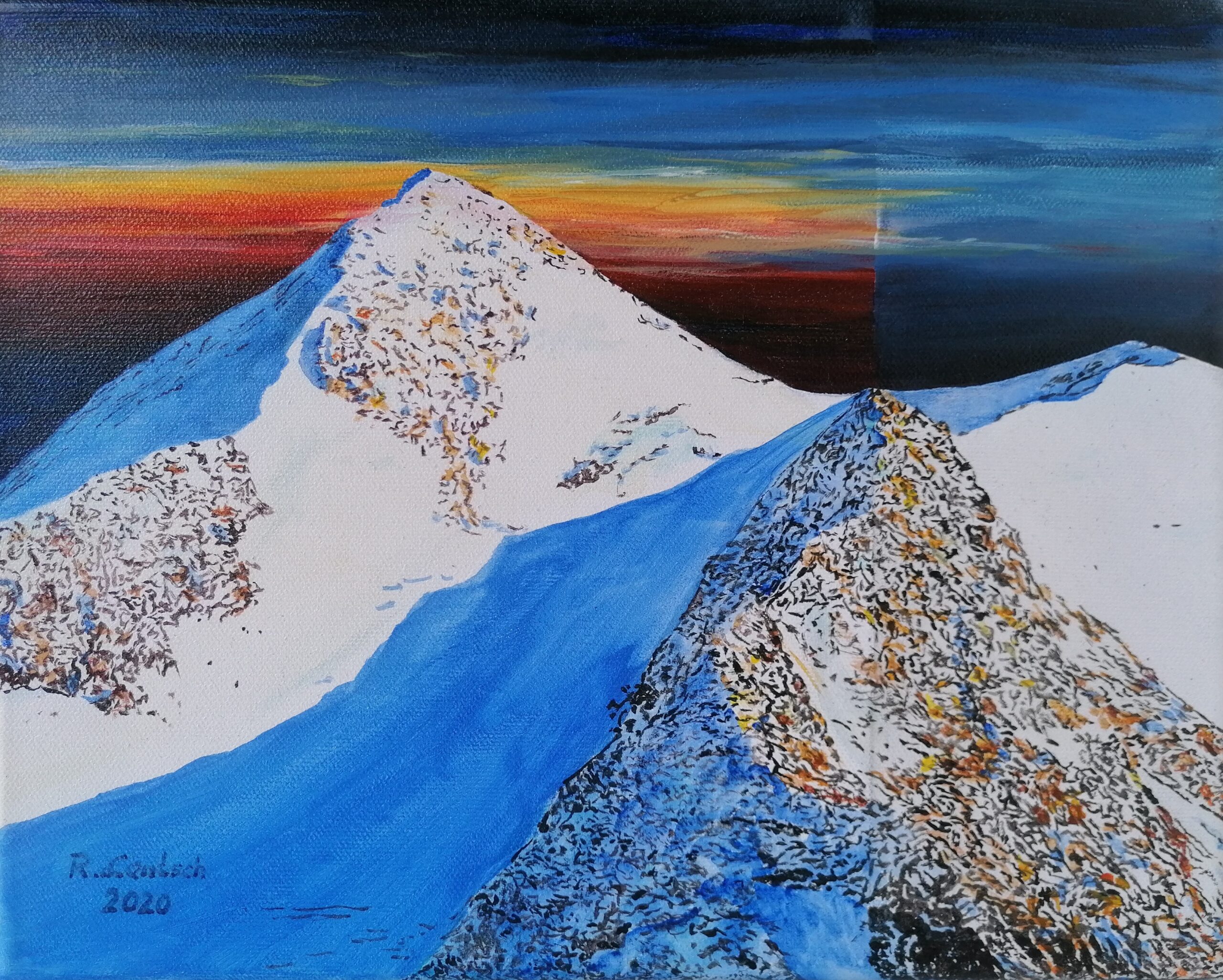 Das im Jahr 2020 entstandene Werk von Reinhard Lentsch, ausgeführt in Tusche kombiniert mit Acryl auf Papier ist 24 x 30 cm groß und zeigt die Weißkugel in symbolhaften Darstellung, wie sie sich aus nördlicher Richtung vom Bereich der Vernaglwand aus zeigt. Die Komposition wird dominiert von einem markanten, scharf konturierten Doppelgipfel, dessen linke Flanke in leuchtendem Weiß und kühlem Blau an die vergletscherte Nordseite erinnert, während sich rechts eine steile, inzwischen teils ausgeaperte Felsflanke in Erdtönen abhebt – ein künstlerisches Echo auf den tatsächlichen Gletscherrückgang, der die Ostseite der Weißkugel in den letzten Jahrzehnten tiefgreifend verändert hat. Über der alpinen Szenerie spannt sich ein dramatisch dargestellter Sonnenauf- oder -untergang andeutet, während darüber tiefes Nachtblau in nahezu kosmische Ferne überleitet. Diese Stimmung zwischen Licht und Kälte, zwischen Schönheit und Vergänglichkeit verleiht dem Bild eine starke emotionale und symbolische Wirkung. Lentsch arbeitet mit expressiven Farbflächen und abstrahierter Formensprache, die Schneeflächen erscheinen kristallin wie gefrorenes Licht, während die Gesteinszonen aufgelöst und brüchig wirken – ein visuelles Spiel zwischen Massivität und Auflösung, das den heutigen Zustand des Hochgebirges widerspiegelt. Seine Darstellung ist keine naturgetreue Abbildung, sondern ein bewusst gesetztes künstlerisches Statement über eine Landschaft im Wandel. Die Weißkugel, auf diese Weise interpretiert, steht exemplarisch für das alpine Erleben zwischen Erhabenheit und Bedrohung, zwischen der scheinbaren Ewigkeit des Gesteins und der sichtbaren Vergänglichkeit des Eises.