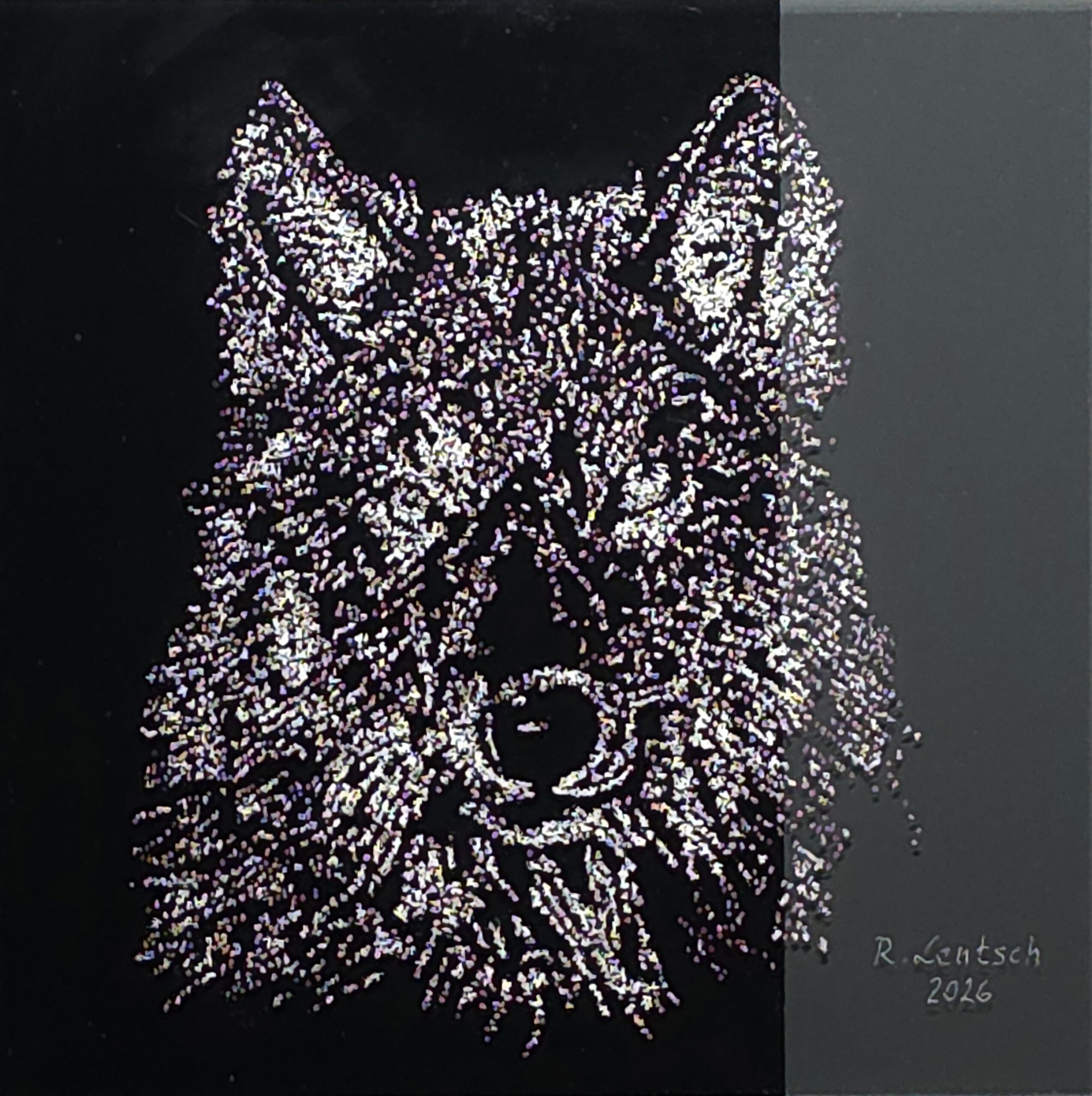 Quadratisches Kunstwerk (25x25 cm) auf dunklem Glas von Reinhard Lentsch. Es zeigt den Kopf eines Wolfes in Frontalansicht, der durch präzise, punktförmige Hammerschläge direkt in das Glas eingearbeitet wurde. Die hellen Einschläge bilden das dichte Fell und die Gesichtszüge des Wolfes ab, wodurch ein starker Kontrast zum schwarzen Hintergrund entsteht.