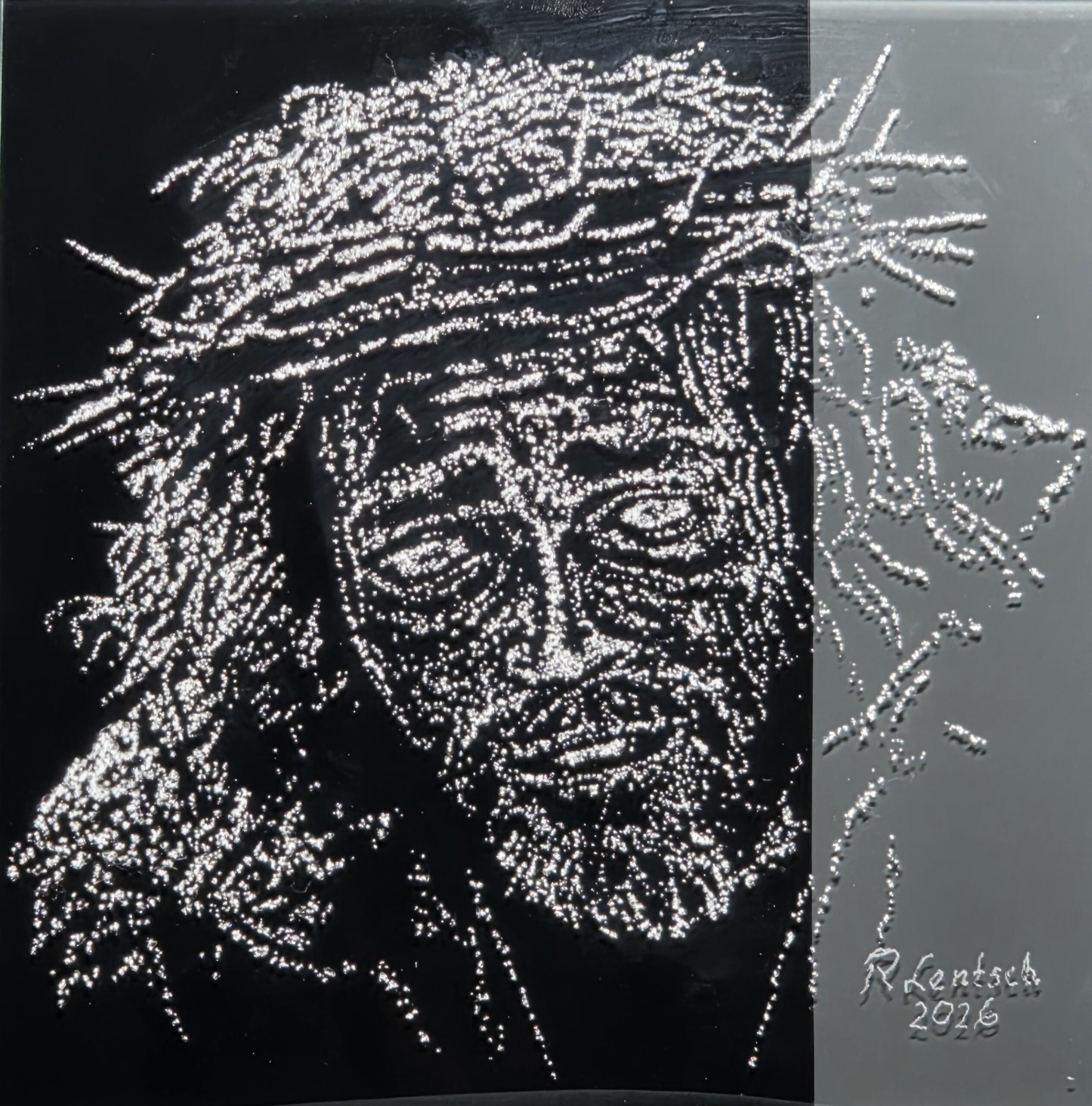 Das Bild zeigt das Porträt von Jesus Christus mit der Dornenkrone vor einem zweigeteilten Hintergrund (Grau und Schwarz). Das Motiv wurde mit der Technik des Glasschlagens erschaffen, bei der unzählige feinste Splitter und Einschläge ein leuchtendes, plastisches Abbild erzeugen. Der dornengekrönte Kopf ist leicht geneigt, die Augen sind geschlossen, und der Gesichtsausdruck zeugt von tiefem Leiden und zugleich stiller Ergebung. Der rechteckige Bildhintergrund ist vertikal geteilt; der linke Teil ist in einem matten Grau gehalten, der rechte Teil ist tiefschwarz. Rechts unten ist das Werk vom Künstler Reinhard Lentsch signiert.