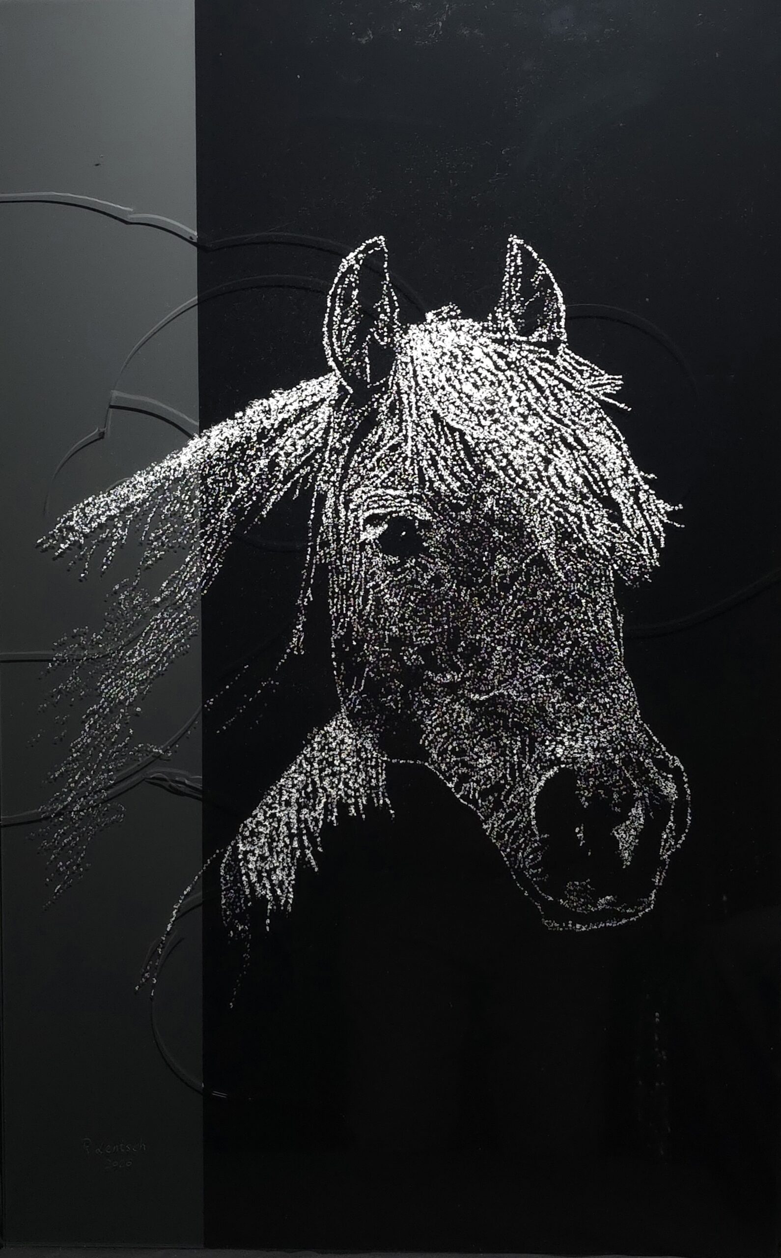 Auf Glas gehämmertes Haflinger-Pferdeporträt von Künstler Reinhard Lentsch, Format 50x80 cm, weißes Lichtrelief auf schwarzem Grund.