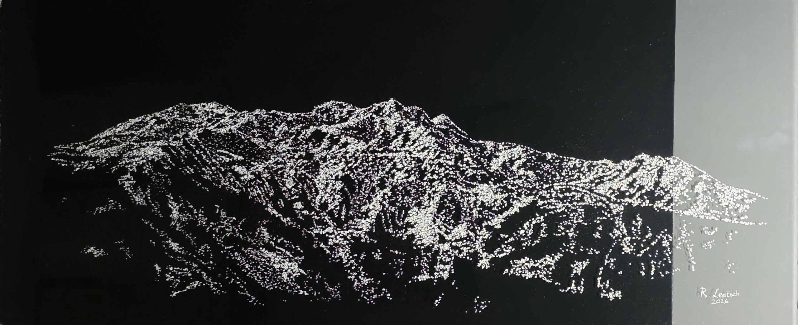 Das Kunstwerk des Künstlers Reinhard Lentsch aus Ried im Oberinntal zeigt den imposanten Thialstock (Thial) von Zams aus Das Besondere an diesem Werk mit den Maßen 77x33 cm: Es wurde im April 2026 in einer aufwendigen Technik auf Glas gehämmert. Durch unzählige, präzise Schläge entsteht ein faszinierendes Lichtspiel, das die Felsstrukturen und Schneefelder des Berges lebendig wirken lässt.
